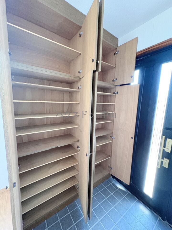 \すっきり片付く玄関収納/
たっぷり収納できるシューズクローク付きで、家族分の靴もきれいに整理。玄関まわりをいつでも整った印象に保てます。