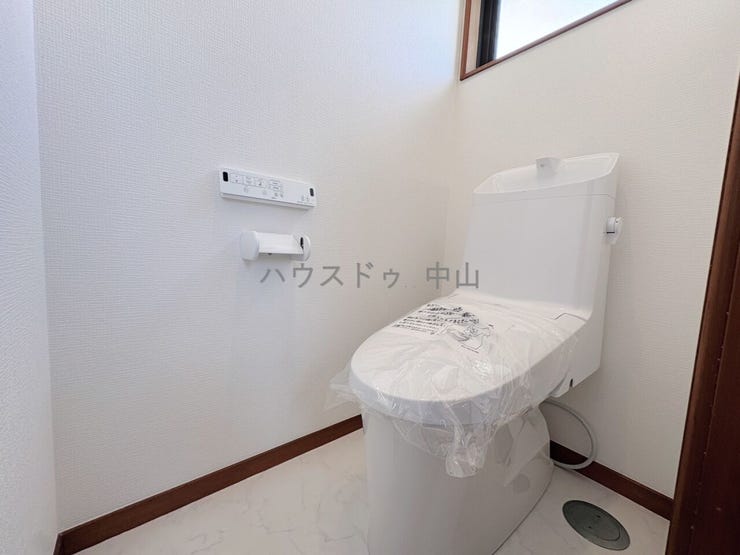 \2階にも快適な洗浄便座付きトイレ/
朝の忙しい時間帯も混み合いにくく、使い勝手の良い設計。清潔感のある空間で、毎日の暮らしをより快適に支えます。