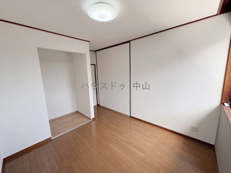 \家族の成長に寄り添う2階洋室/
子ども部屋やワークスペースなど用途自在。収納もしっかり確保され、すっきりと使える快適なプライベート空間です。