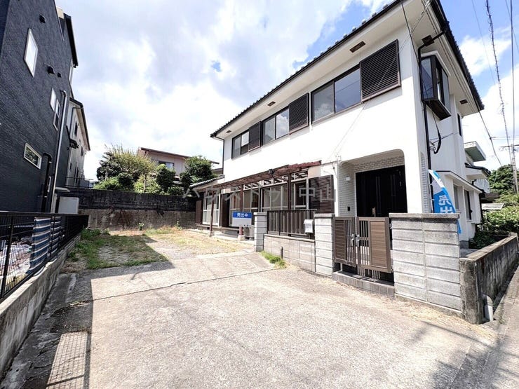 【外観】
\堂々とした佇まいの戸建住宅/
洗練された外観デザインが街並みに映える一邸。住まうご家族の誇りとなる、美しさと安心感を兼ね備えた住まいです。