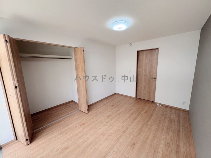 \使い勝手の良い1階洋室/
客間や寝室、在宅ワークスペースとしても活用可能。階段を使わずに出入りできる便利な一室で、将来も安心の間取りです。