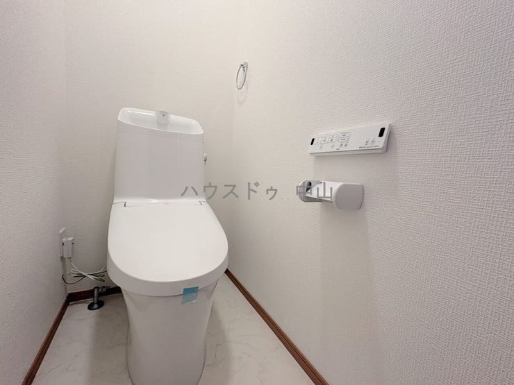 \清潔感あふれる洗浄便座付きトイレ/
1階に配置されたタンクレスで使いやすい設計。快適な機能性と落ち着いた空間で、毎日の暮らしをさりげなく支えます。