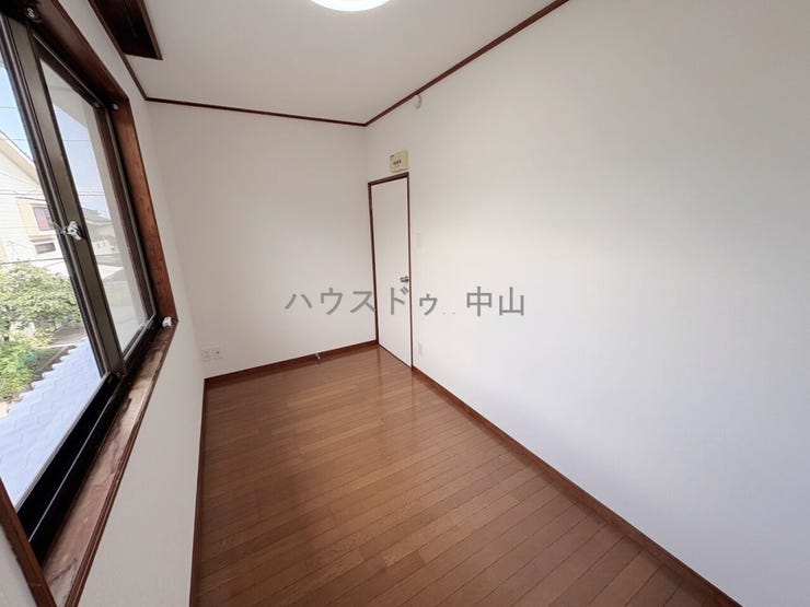\多用途に使える2階洋室/
子ども部屋や書斎、趣味の空間としても活躍。採光にも配慮された明るい室内で、ライフスタイルに合わせて柔軟に使えます。