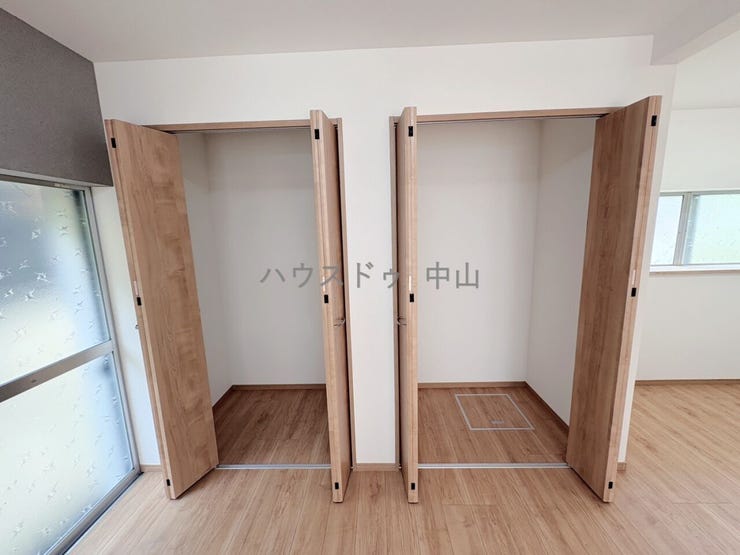 \すっきり片付くリビング収納/
日用品や書類、おもちゃなどもきれいに整理できる便利な収納スペース。生活感を抑え、心地よい空間を保てます。