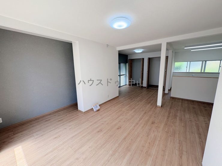 \家族の笑顔が広がる住まい/
明るいリビングで自然と集う毎日。戸建ならではの安心と心地よさを、ぜひご体感ください。