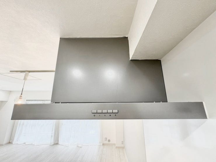 お手入れラクラク!スタイリッシュな薄型フラットレンジフード