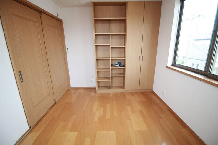 使いやすい収納付きの洋室は、家具の配置もしやすく、暮らしやすさを重視したシンプルな空間です。
