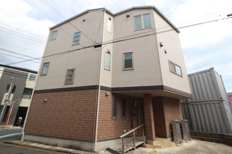 【外観】
外壁がお洒落な仕上がり!周囲には高い建物のないエリア。青い空が大きく感じますね