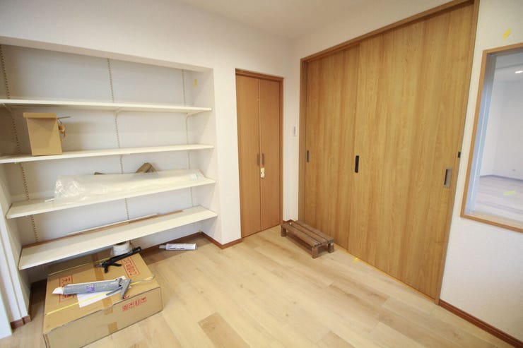 使いやすい収納付きの洋室は、家具の配置もしやすく、暮らしやすさを重視したシンプルな空間です。