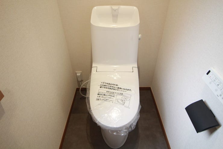 いつも清潔なスペースであってほしいのが毎日使うトイレです。掃除がしやすいのはもちろん、落ち着けるスペースにしたいですね。