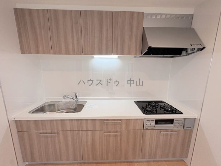 \おしゃれな人造大理石キッチン/
新品のシステムキッチン。収納力も備え、毎日の家事が快適になる使いやすい空間です。