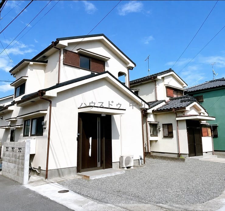 【外観】
\堂々とした佇まいの戸建住宅/
洗練された外観デザインが街並みに映える一邸。住まうご家族の誇りとなる、美しさと安心感を兼ね備えた住まいです。