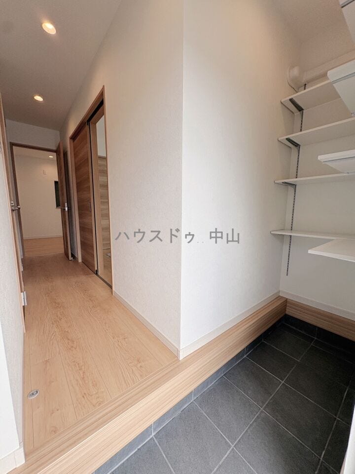 \住まいの第一印象を彩る玄関/
ゆとりある空間設計で、家族の「いってきます」と「ただいま」を心地よく迎えます。収納力も備え、すっきりとした玄関を保てます。