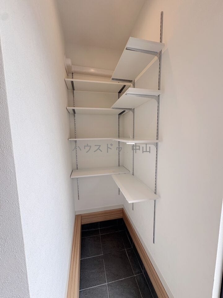 \すっきり片付く玄関収納/
たっぷり収納できるシューズクローク付きで、家族分の靴もきれいに整理。玄関まわりをいつでも整った印象に保てます。