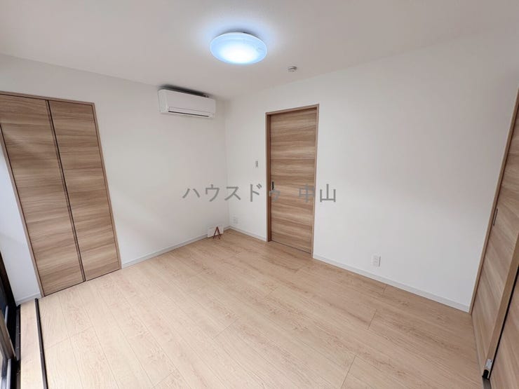 \使い勝手の良い1階洋室/
客間や寝室、在宅ワークスペースとしても活用可能。階段を使わずに出入りできる便利な一室で、将来も安心の間取りです。