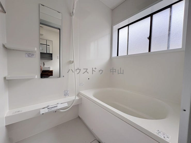\一日の疲れを癒すバスルーム/
ゆったりとくつろげる浴室空間。清潔感のあるデザインと快適な設備で、毎日のバスタイムを心地よいひとときに。