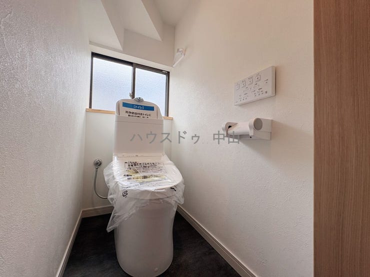 \清潔感あふれる洗浄便座付きトイレ/
1階に配置された使いやすい設計。快適な機能性と落ち着いた空間で、毎日の暮らしをさりげなく支えます。