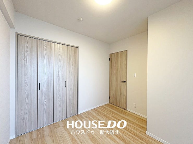 ■玄関横5.4帖洋室
■こちらのお部屋はリビングを通らずに入室できるため独立性が高く、プライベートを大切にするご家族にもオススメです◎