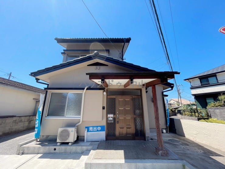 【外観】
\堂々とした佇まいの戸建住宅/
洗練された外観デザインが街並みに映える一邸。住まうご家族の誇りとなる、美しさと安心感を兼ね備えた住まいです。