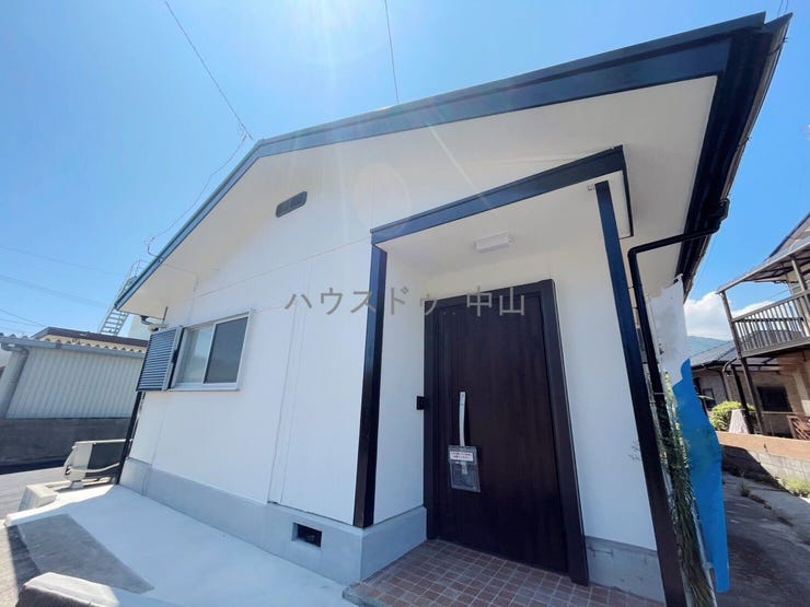 【外観】
\堂々とした佇まいの戸建住宅/
洗練された外観デザインが街並みに映える一邸。住まうご家族の誇りとなる、美しさと安心感を兼ね備えた住まいです。