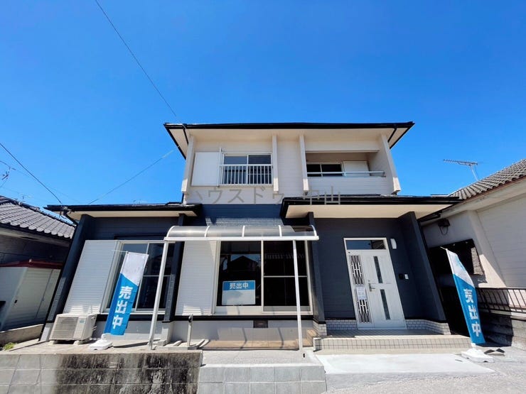 【外観】
\堂々とした佇まいの戸建住宅/
洗練された外観デザインが街並みに映える一邸。住まうご家族の誇りとなる、美しさと安心感を兼ね備えた住まいです。