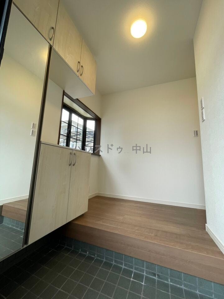 \住まいの第一印象を彩る玄関/
ゆとりある空間設計で、家族の「いってきます」と「ただいま」を心地よく迎えます。収納力も備え、すっきりとした玄関を保てます。