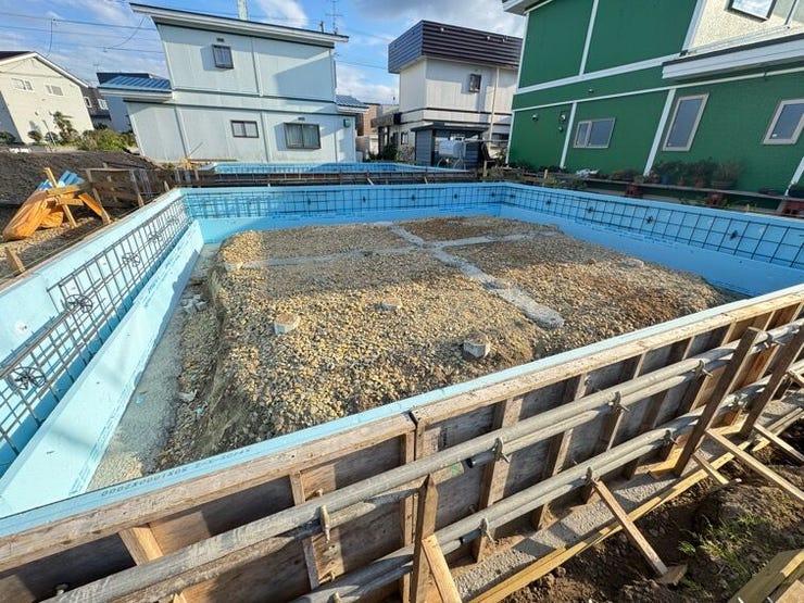 【外観】
《外観写真》
現在建築中!2026年11月下旬完成予定です。完成済の類似物件をモデルハウスとしてご見学頂けます。ご質問、ご要望がございましたらお気軽にご連絡下さい■TEL:011-215-0790