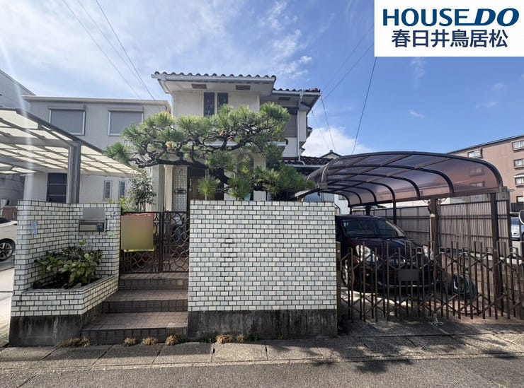 【外観】
◇外観写真◇
柏原町5丁目の閑静な住宅街に佇む邸宅は、土地44坪超の敷地にゆったりとした4LDKの間取りになります。南庭も広く、お子様の庭遊びやガーデニングなどの趣味も楽しめます♪