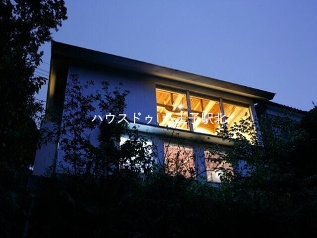 地球体温で生きる建築
「月舞台」は、森の呼吸とともに生きるための建築。
床下のない土間空間に地球の体温を取り込み、真空断熱材と輻射熱冷暖房が、
音も風もなく快適な微気候を生み出す。