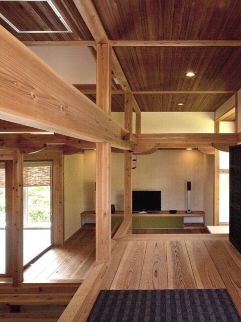 匠の手が生む、呼吸する建築
伝統大工・小泉賢二氏が新月伐採材を葉枯らし乾燥で仕上げ、木の声を聴きながら継手と仕口で組み上げた。
この家は15年経った今も歪まず、むしろ木が家に馴染み呼吸を続けている