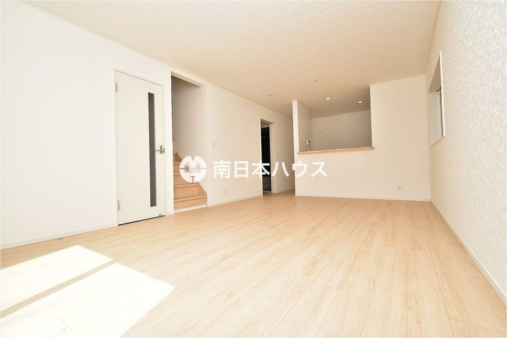 【リビング同型写真】18帖のリビングです!
リビング階段で家族の集まる空間です♪