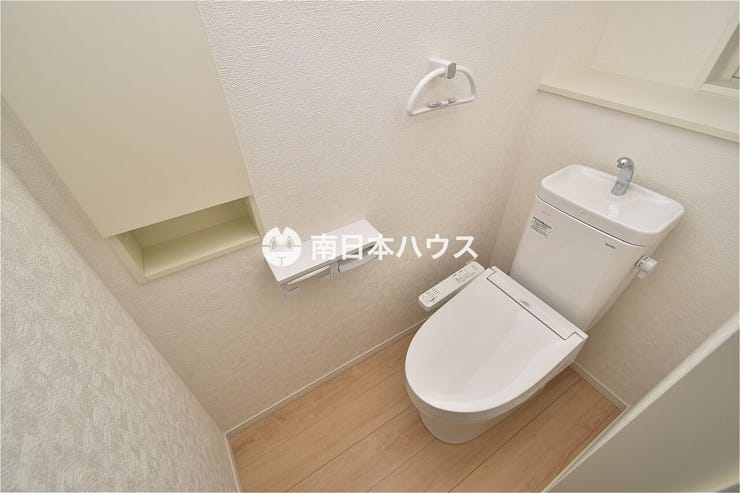 【トイレ同型写真】温水洗浄便座機能付き!収納スペースもあります♪
