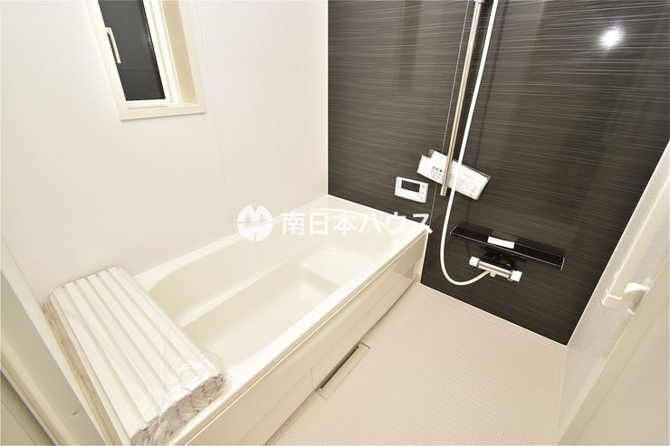 【浴室同型写真】浴室暖房乾燥機付きの浴室です!浴槽内に段差があり半身浴も楽しめます♪