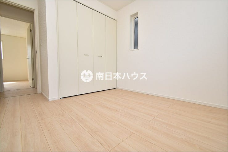 【洋室同型写真】5帖の洋室です!全居室に収納を完備した使い勝手のよい間取りです♪