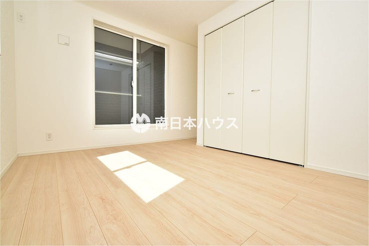 【洋室同型写真】6.5帖の洋室です!インナーバルコニーの備わっているお部屋です♪