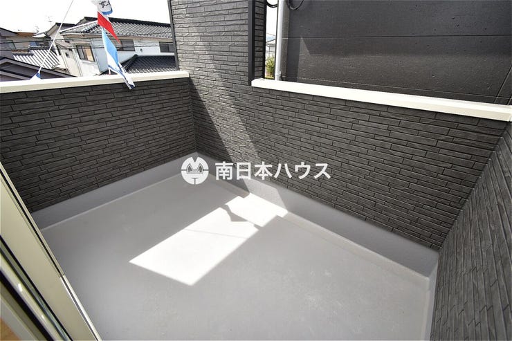 【インナーバルコニー同型写真】雨の日でも窓を開けて換気ができます♪物干し金具付き!