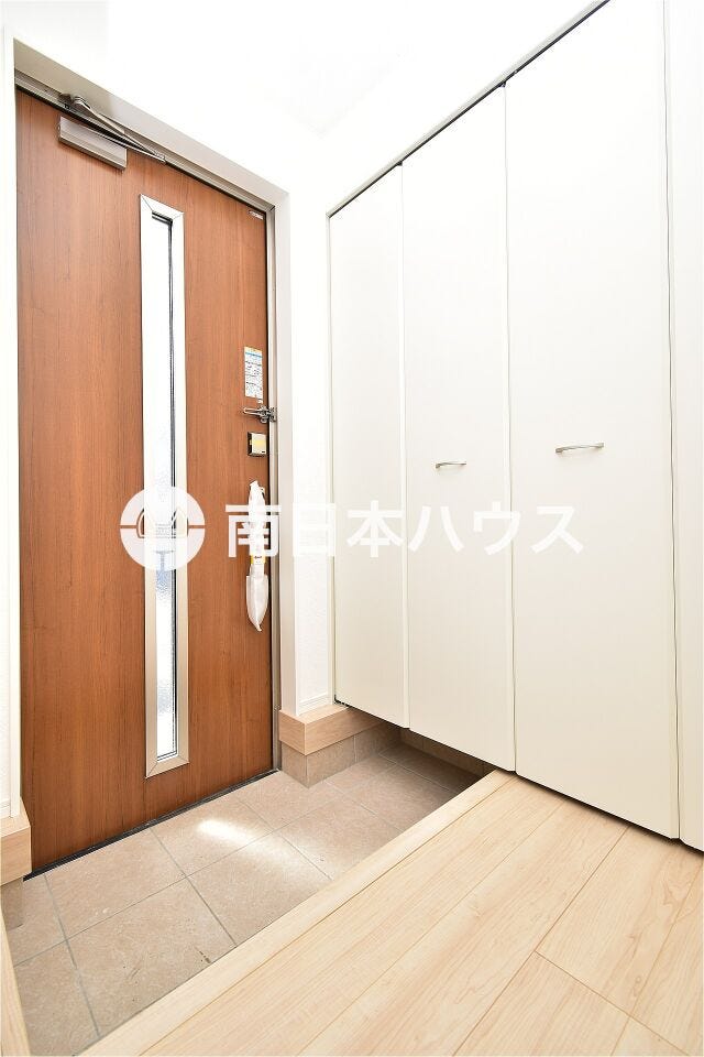 【玄関同型写真】大容量の玄関収納付き!玄関扉はタッチキー対応で荷物を持ちながら鍵の開閉ができます♪