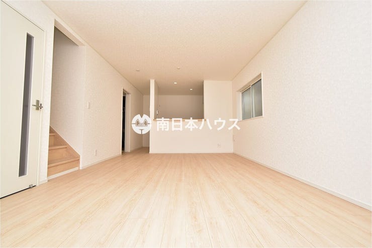 【リビング同型写真】18帖のリビングです!
リビング階段で家族の集まる空間です♪