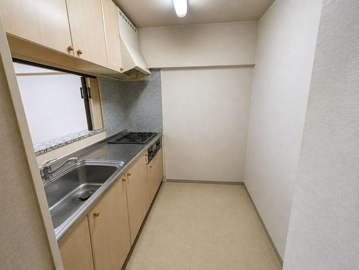 ■人気の対面・カウンターキッチンです♪お料理しながらリビングでくつろぐ家族との会話を楽しめます!カウンターのナチュラルな色合いがリビングにマッチします!