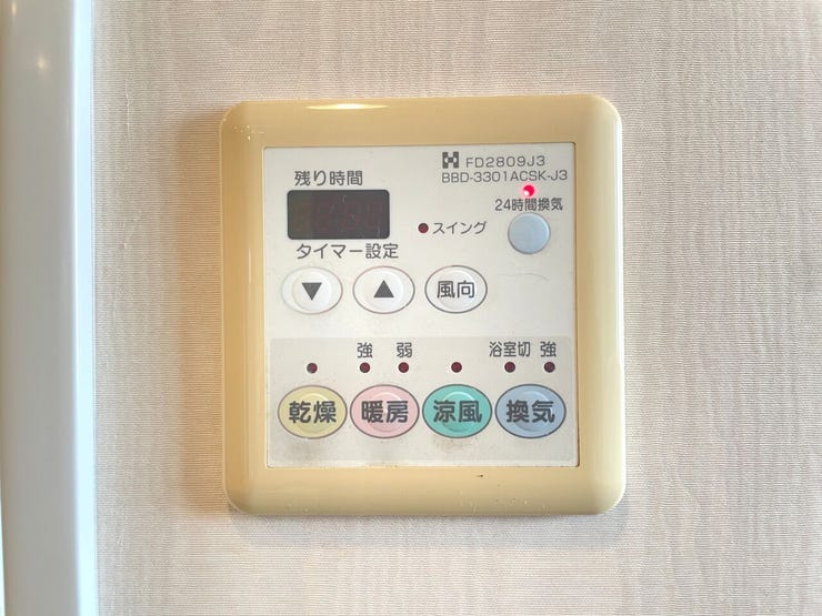 ◇浴室換気乾燥暖房機◇
雨の日が多い時期でも、洗濯物が乾きにくい夜でも、いつでも洗濯機を回すことができます。換気機能もあるので湿気がたまることもなく、浴室のカビを抑えられます。
