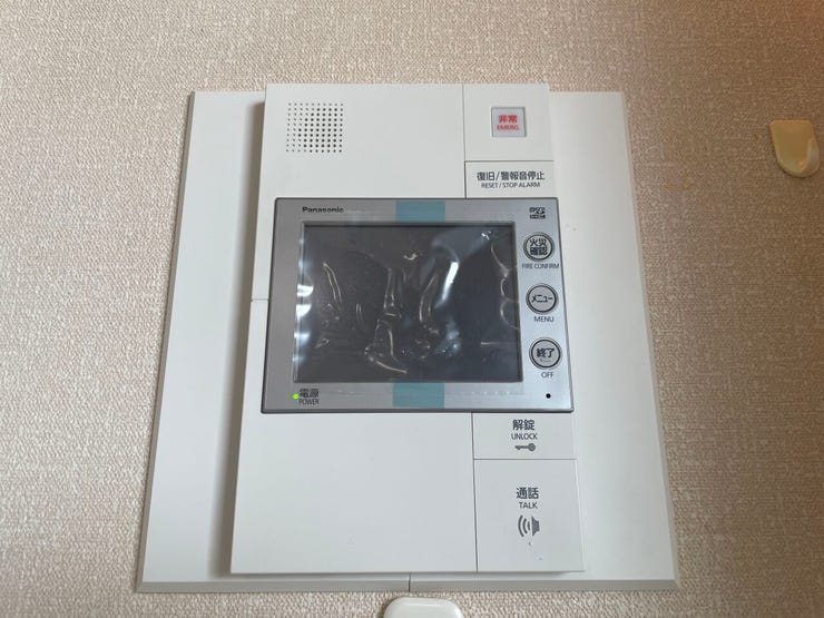 ◇TVモニター付インターホン◇
オートロック付きTVモニターで訪問者を確認してから会話することができますので、安心して対応していただけます。また、姿を見られたくない空き巣や不審者が嫌がります。