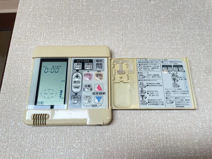 ◇床暖房リモコン◇
床暖房をコントロールするリモコンです。タイマー機能もついていますので朝はタイマーで早めにつけておく、短時間の外出時なら低温でつけたままにしておくなど、快適にお使い頂けます。
