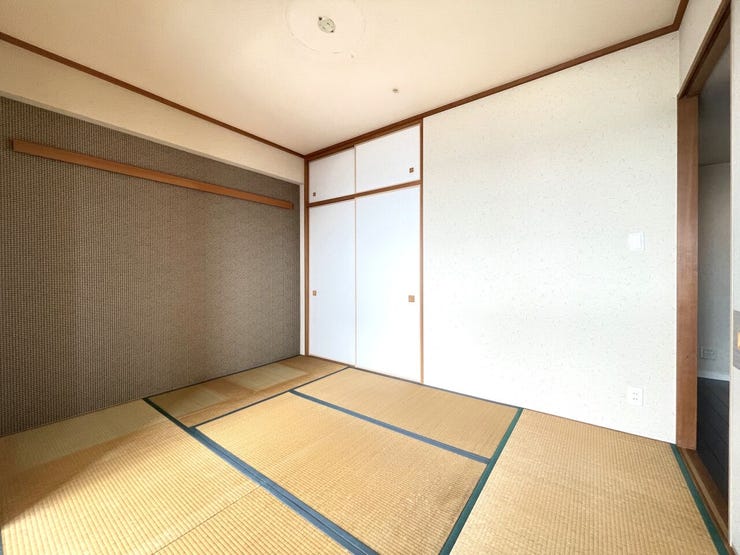 ◇和室◇
様々な用途に利用可能な和室。くつろぐスペースとして、子供の遊び場として。また急な来客時にも柔軟に対応してくれる空間です。押入れも完備されています。