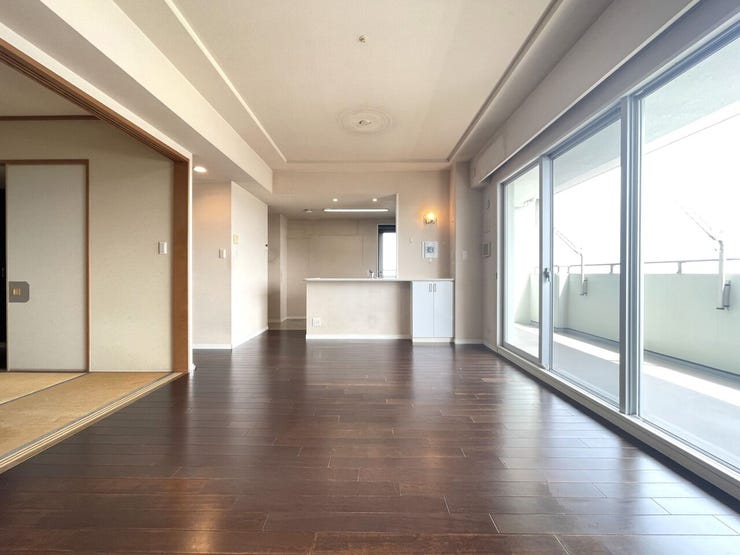 ◇リビング◇
圧倒的な空間量が生む暮らしのゆとり、柔らかな陽光は暮らしをより豊かなものにしますね。一日中家に居ても飽きることなく過ごすことができる素敵な空間です。