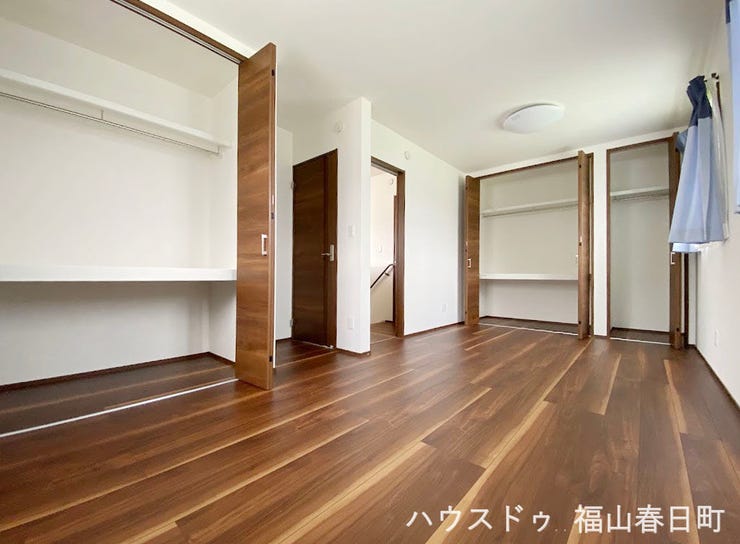 2F洋間①(4.5帖+5.0帖)
入口と収納(クローゼットが2カ所あり、間仕切りを設けることにより2部屋にすることも可能です。