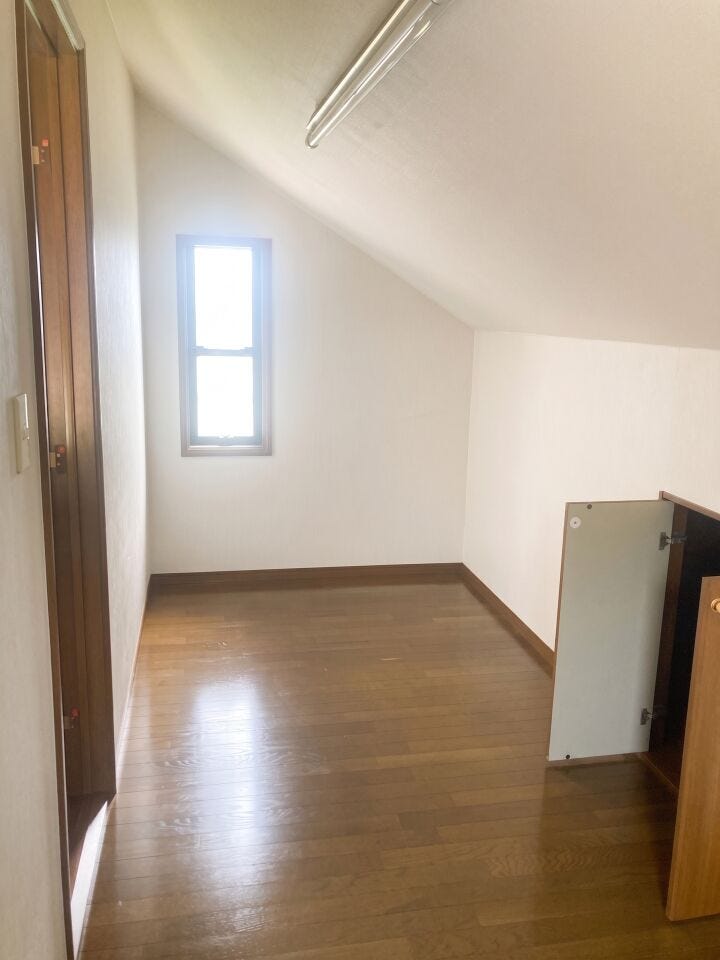 納戸
あると嬉しい!たっぷり収納できる屋根裏納戸♪
普段あまり使わない季節物や衣類、思い出の品、レジャー用品などをまとめて収納できる屋根裏納戸を完備。