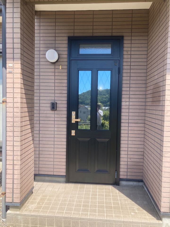 外玄関
自然に馴染む、趣のある2階建て中古戸建
堂々とした2階建ての外観。ゆとりある住まいを実現