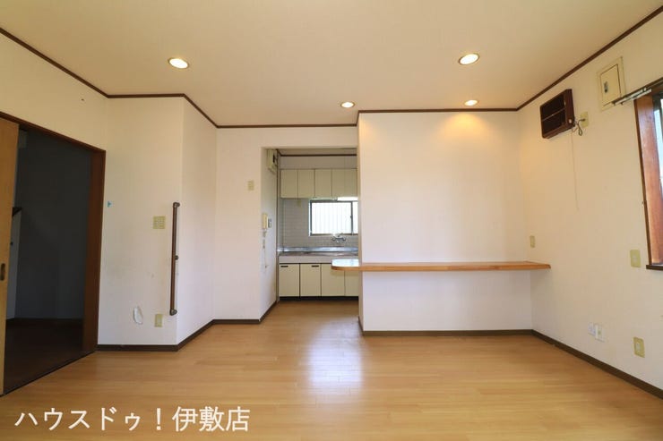 下田町 中古戸建 【リビング】
カウンターテーブル付きでいすを並べて、軽食や読書、リビング学習など家族が集まりやすい空間