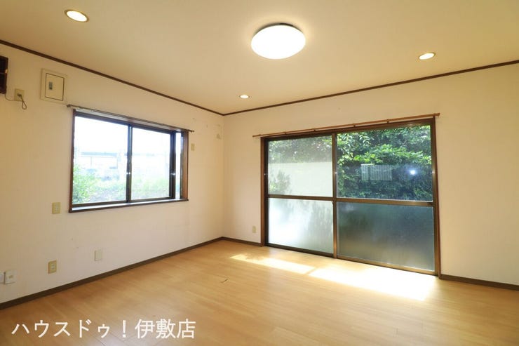 下田町 中古戸建 【リビング】
2方向に窓があり、風通しの良いの良いリビング