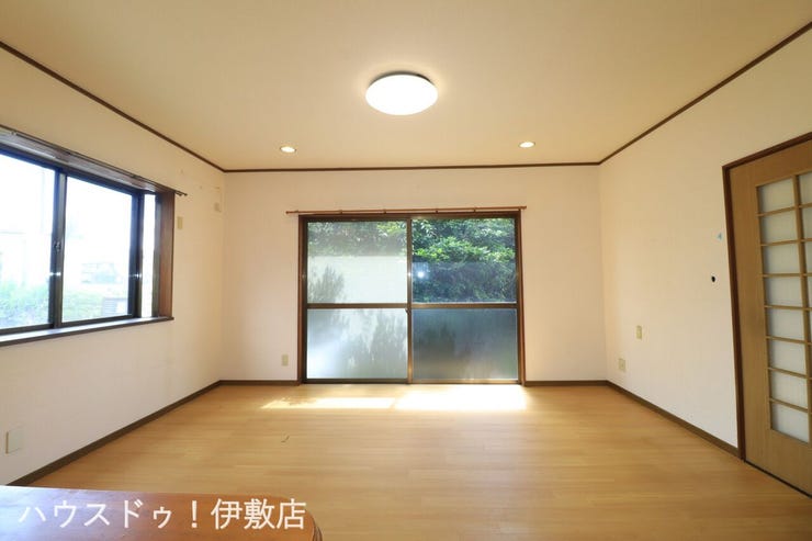 下田町 中古戸建 【リビング】
大きな掃き出し窓があり、部屋の奥まで光が入りやすいリビング